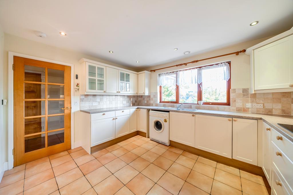 3 Bedroom Detached for Sale in South Croydon, CR2 9NN