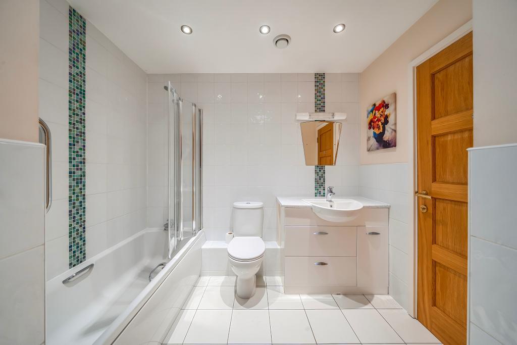 3 Bedroom Detached for Sale in South Croydon, CR2 9NN