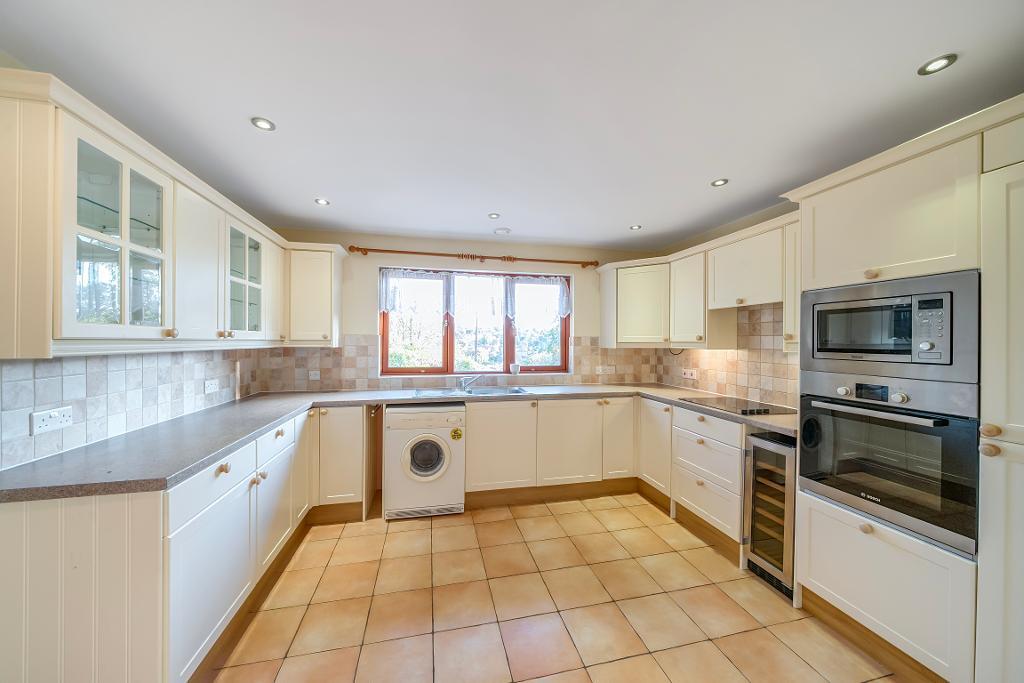3 Bedroom Detached for Sale in South Croydon, CR2 9NN