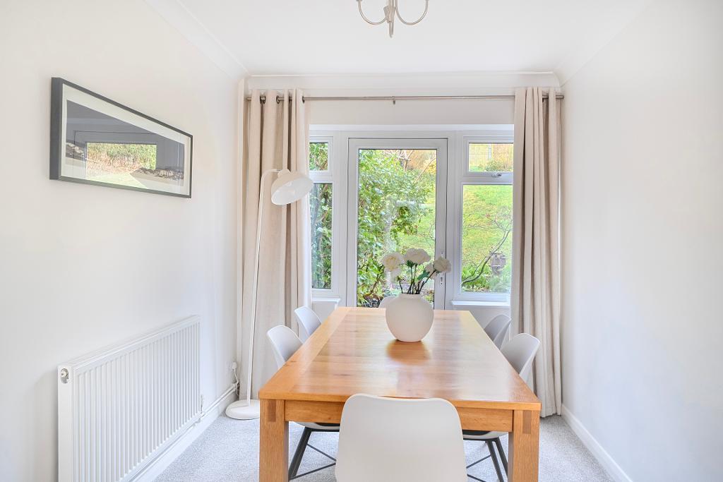 3 Bedroom Semi-Detached for Sale in Sanderstead, CR2 9NQ