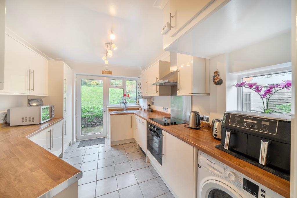 3 Bedroom Semi-Detached for Sale in Sanderstead, CR2 9NQ