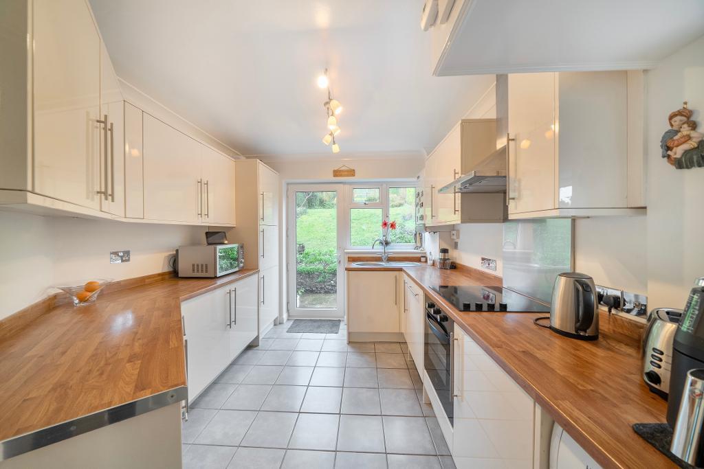 3 Bedroom Semi-Detached for Sale in Sanderstead, CR2 9NQ