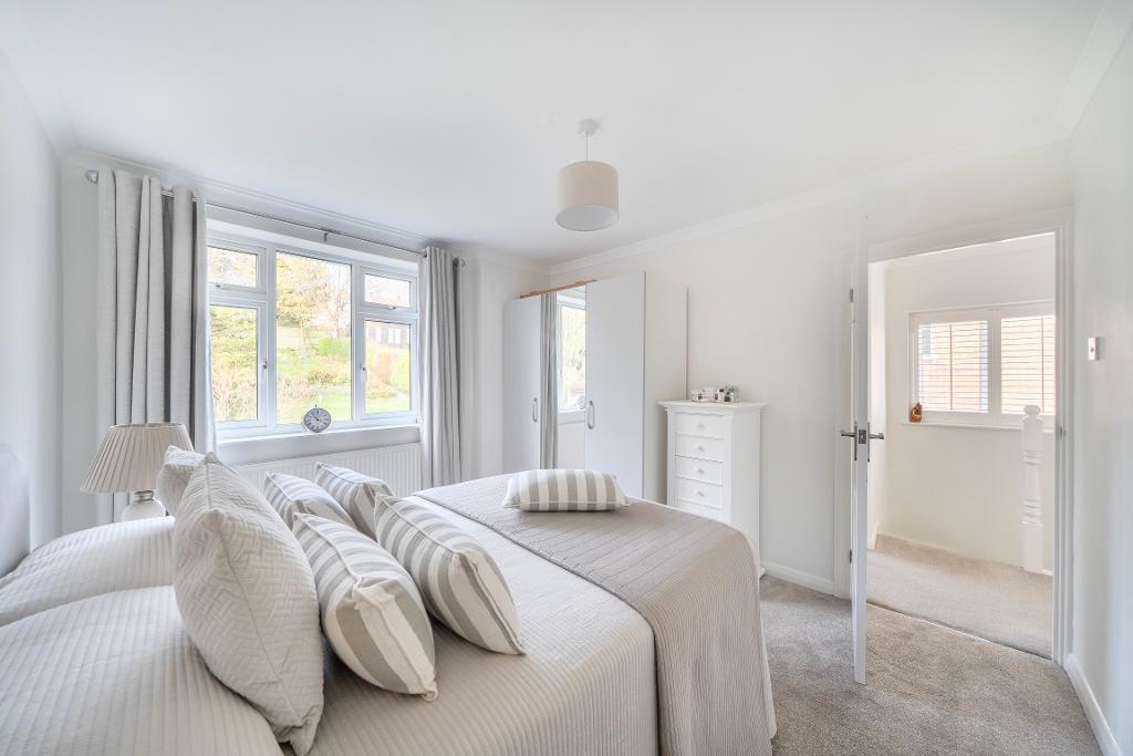 3 Bedroom Semi-Detached for Sale in Sanderstead, CR2 9NQ