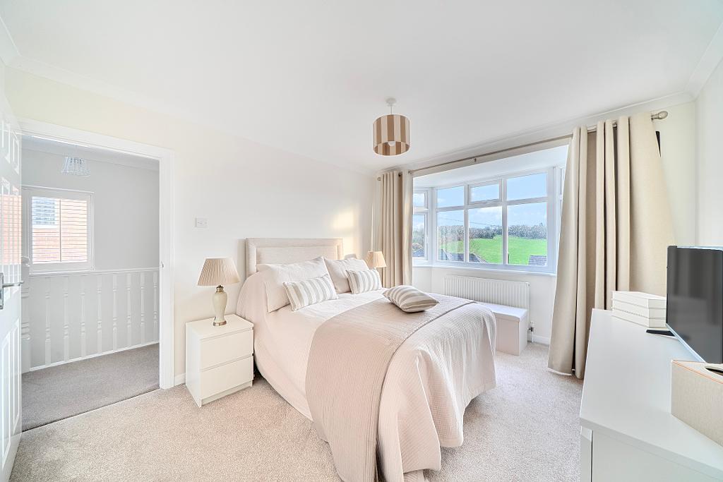 3 Bedroom Semi-Detached for Sale in Sanderstead, CR2 9NQ