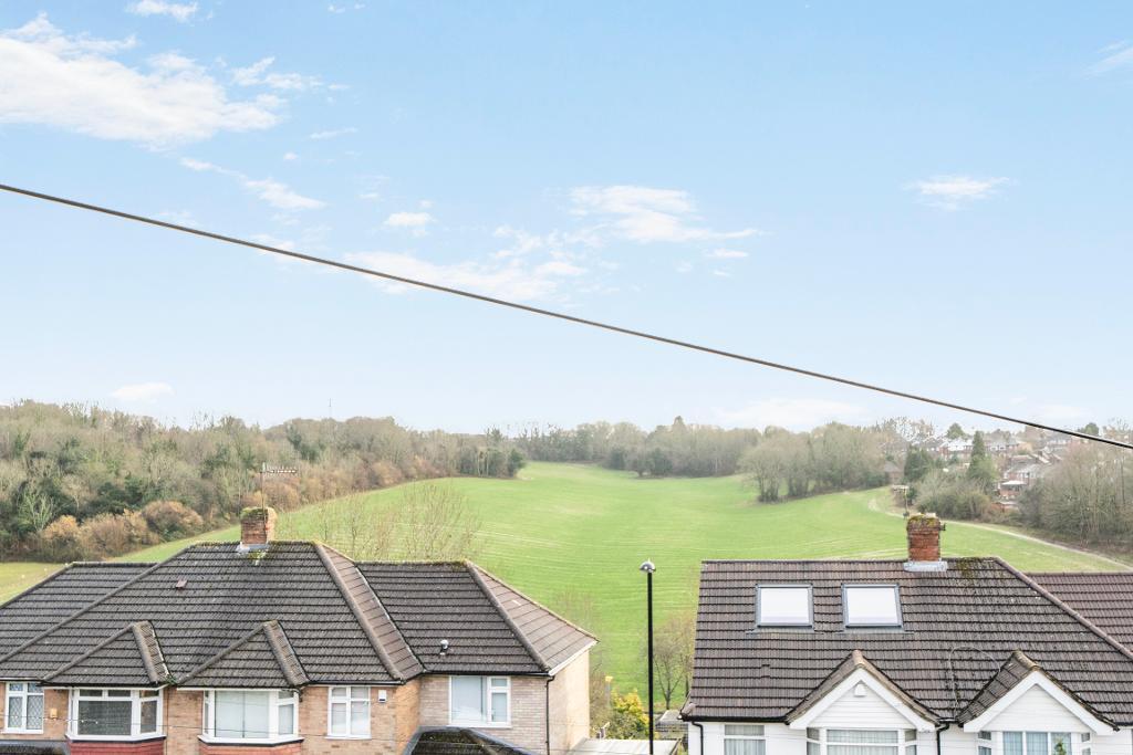 3 Bedroom Semi-Detached for Sale in Sanderstead, CR2 9NQ