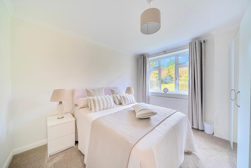 3 Bedroom Semi-Detached for Sale in Sanderstead, CR2 9NQ