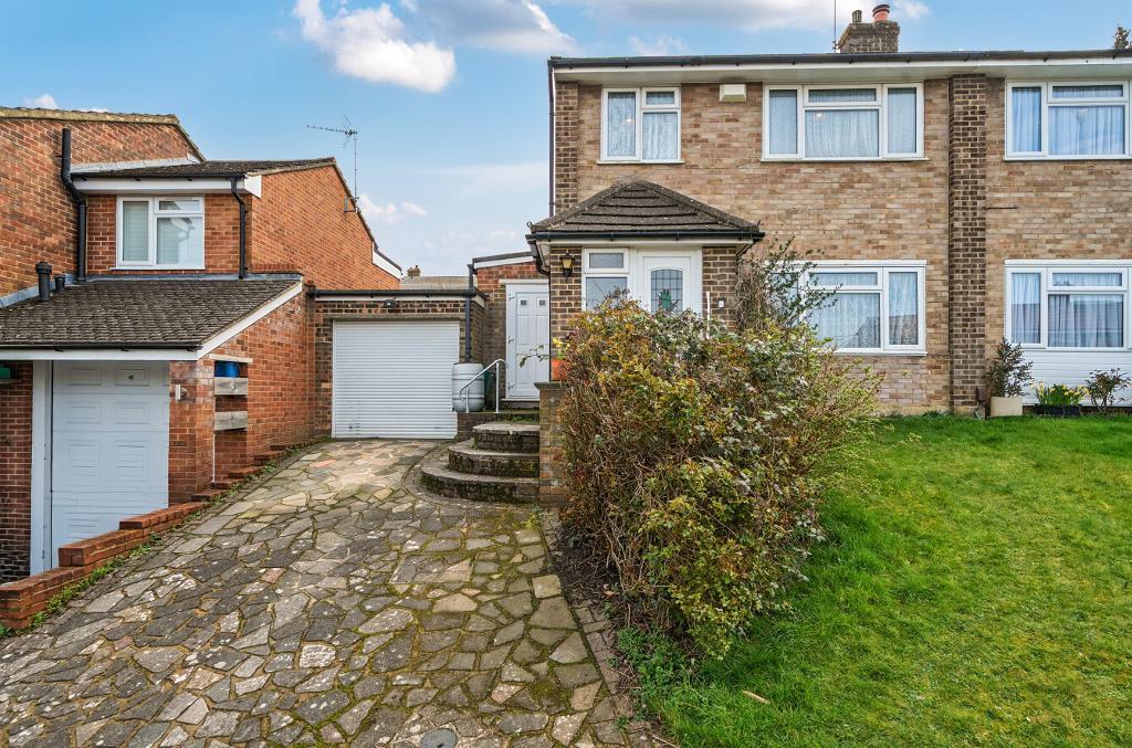 3 Bedroom Semi-Detached for Sale in South Croydon, CR2 8SF