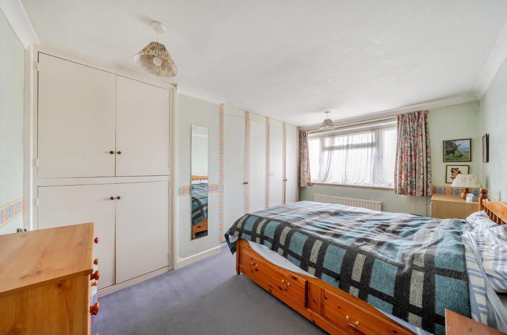 3 Bedroom Semi-Detached for Sale in South Croydon, CR2 8SF