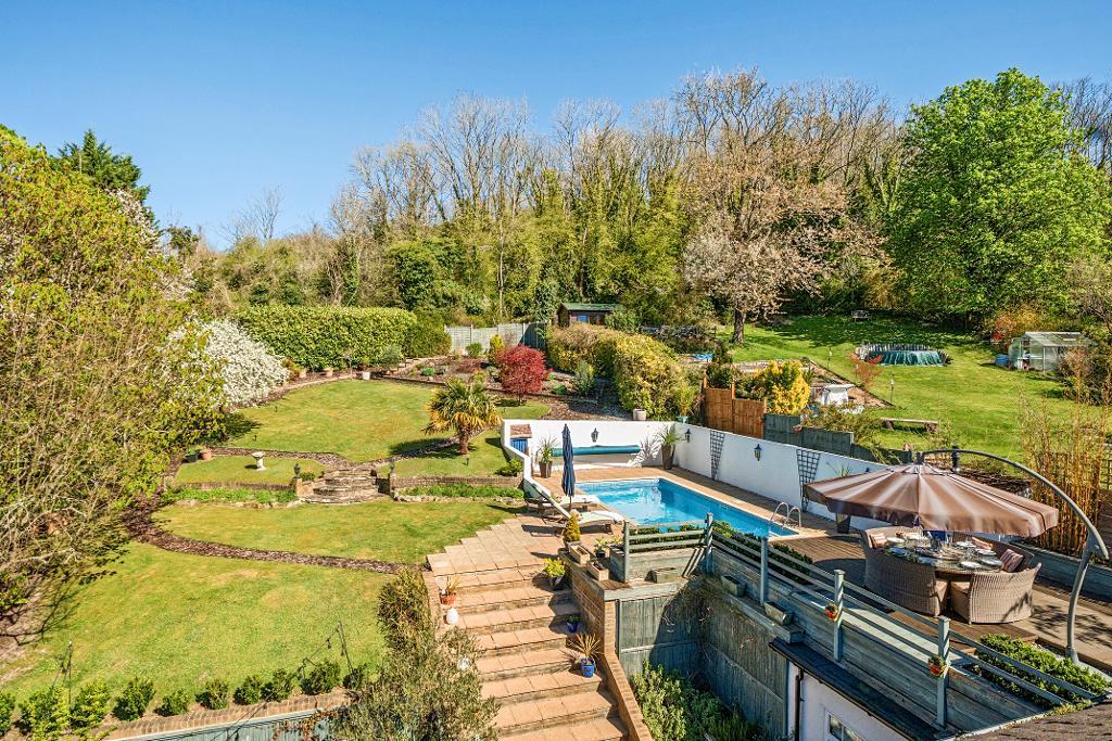 4 Bedroom Detached for Sale in Croydon, CR0 9AD