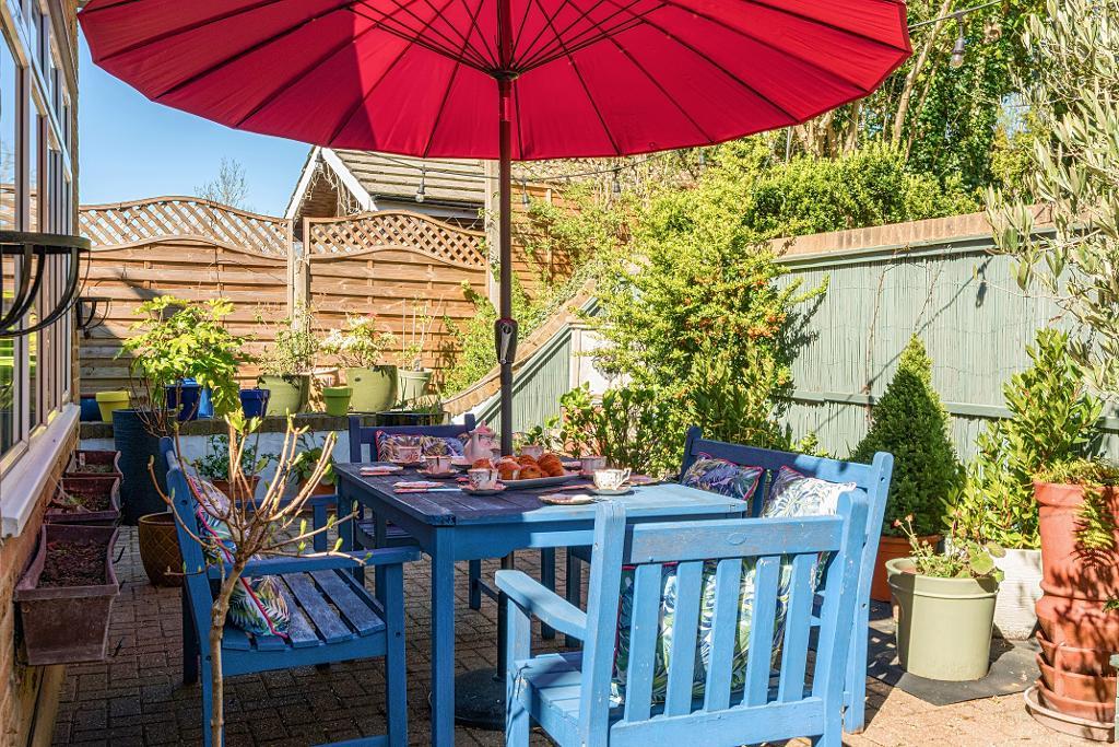 4 Bedroom Detached for Sale in Croydon, CR0 9AD