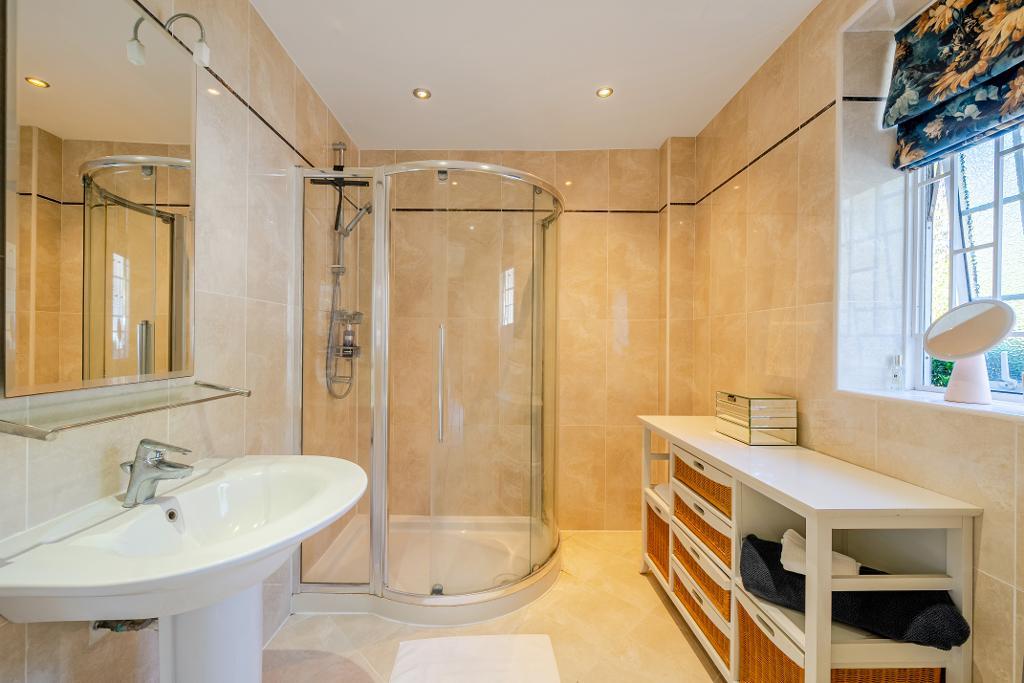 4 Bedroom Detached for Sale in Croydon, CR0 9AD