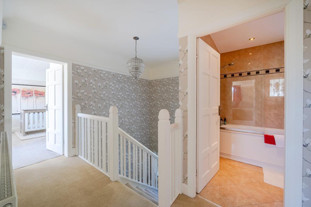 4 Bedroom Detached for Sale in Croydon, CR0 9AD