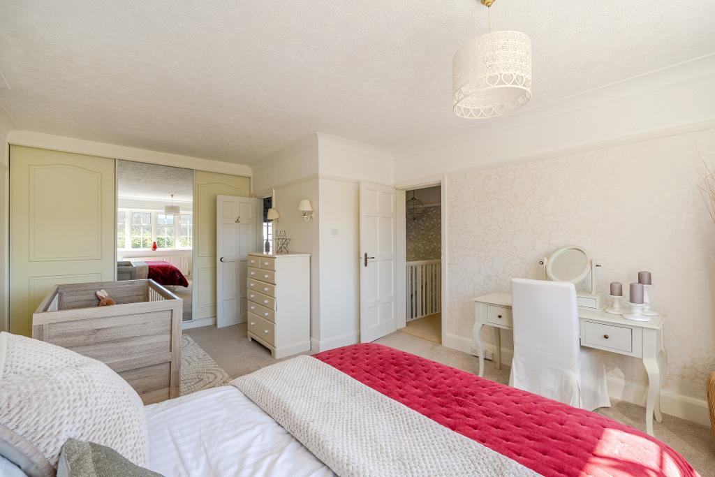 4 Bedroom Detached for Sale in Croydon, CR0 9AD