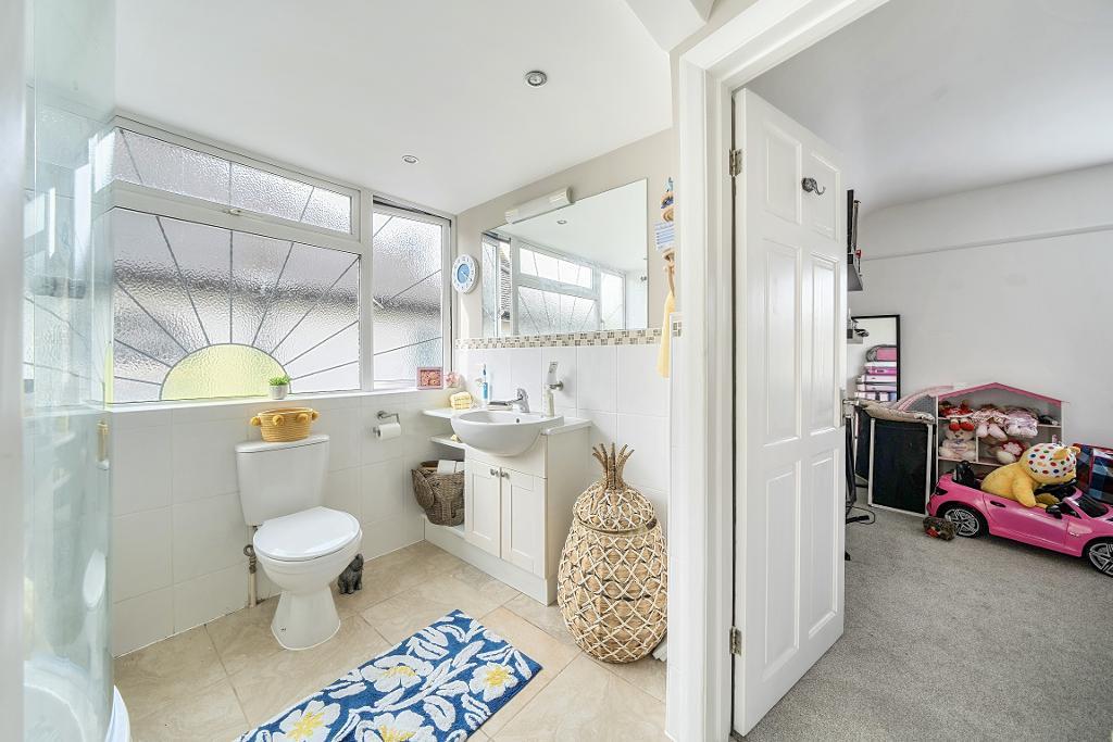 3 Bedroom Semi-Detached for Sale in Sanderstead, CR2 9DE