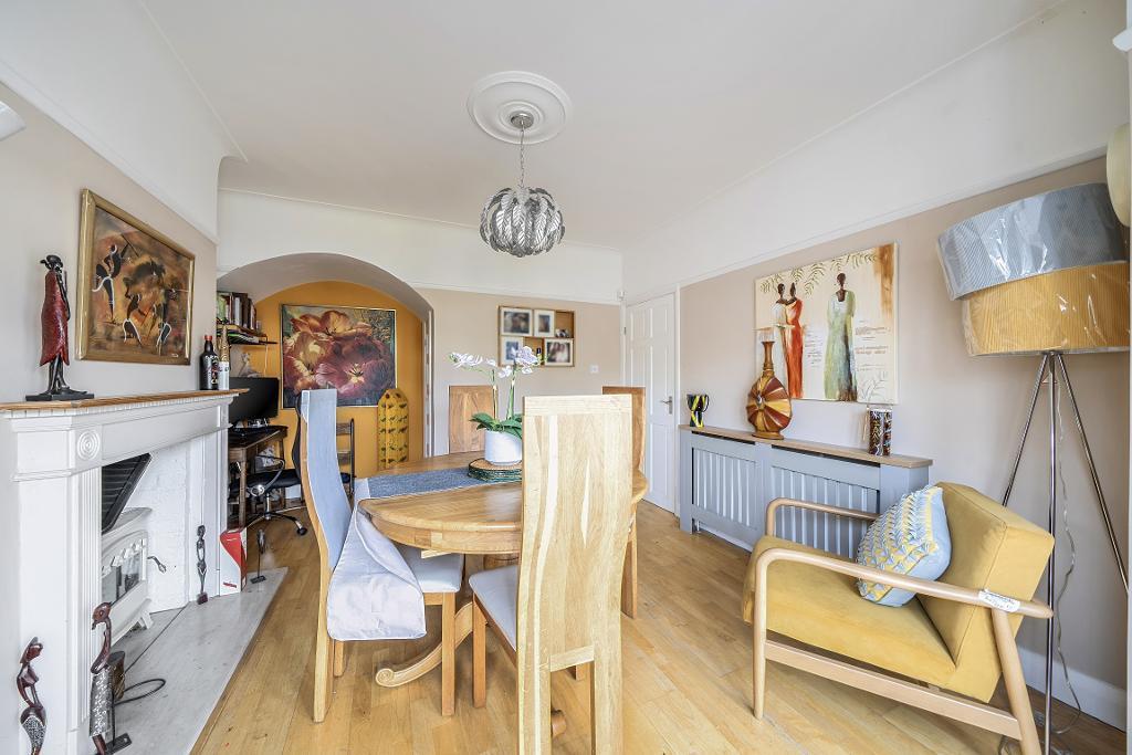3 Bedroom Semi-Detached for Sale in Sanderstead, CR2 9DE