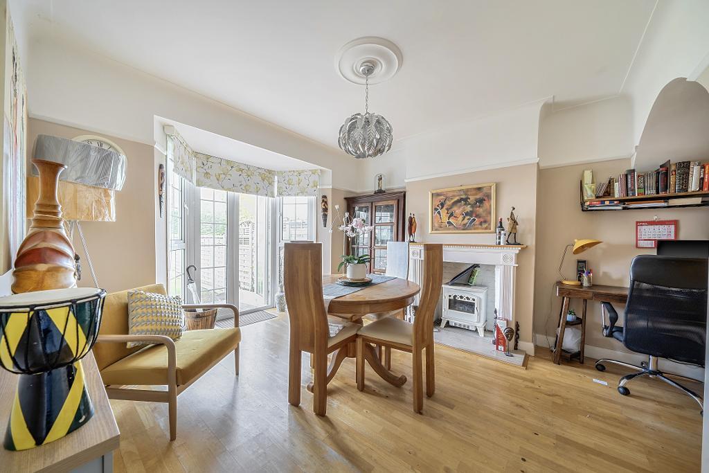 3 Bedroom Semi-Detached for Sale in Sanderstead, CR2 9DE