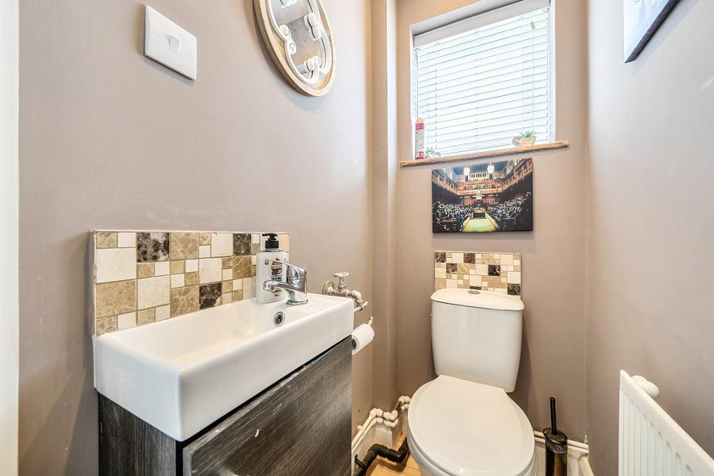 3 Bedroom Semi-Detached for Sale in Sanderstead, CR2 9DE