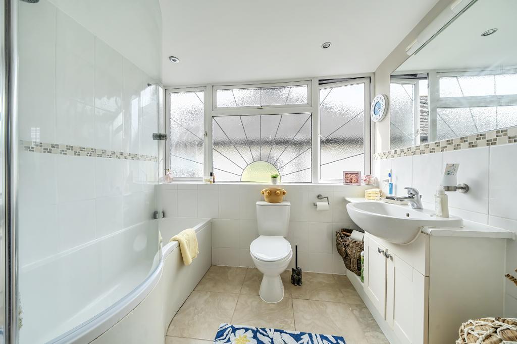 3 Bedroom Semi-Detached for Sale in Sanderstead, CR2 9DE