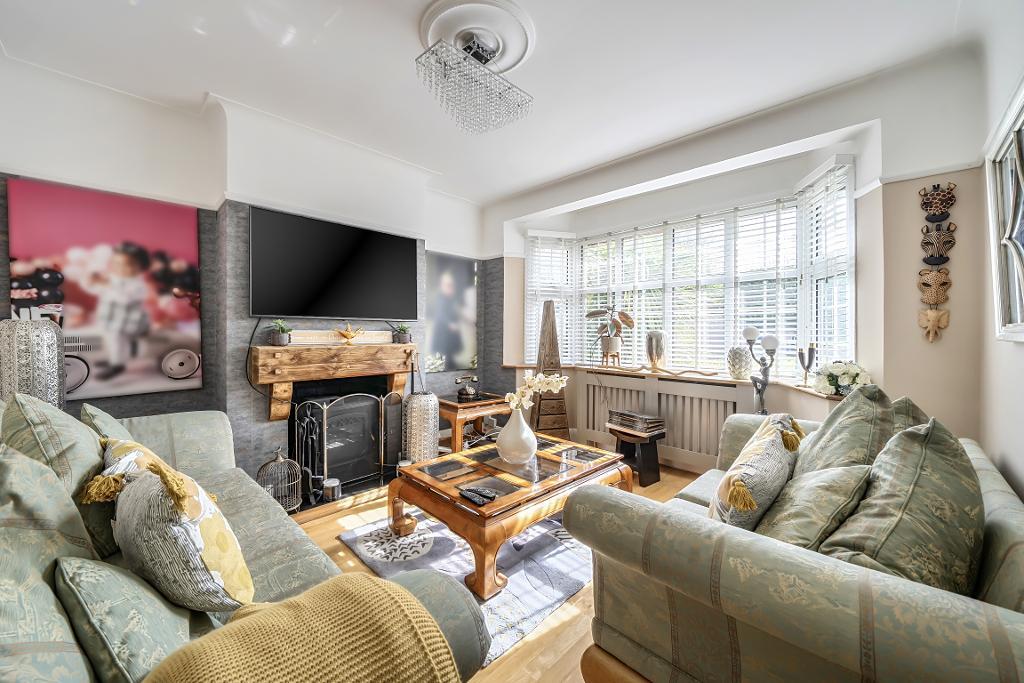 3 Bedroom Semi-Detached for Sale in Sanderstead, CR2 9DE