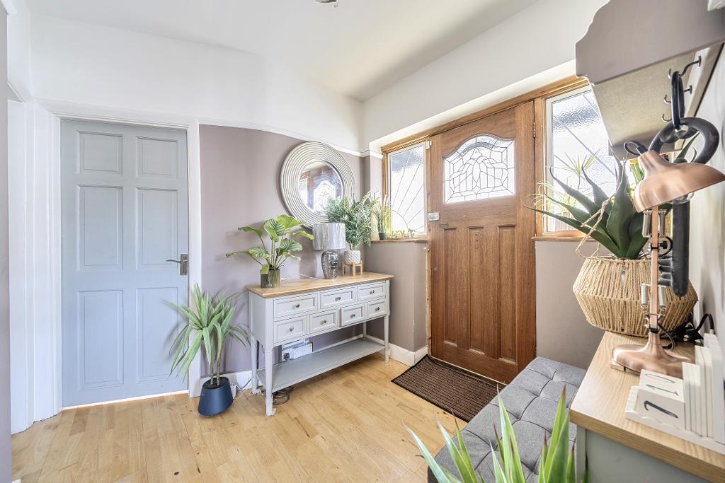 3 Bedroom Semi-Detached for Sale in Sanderstead, CR2 9DE