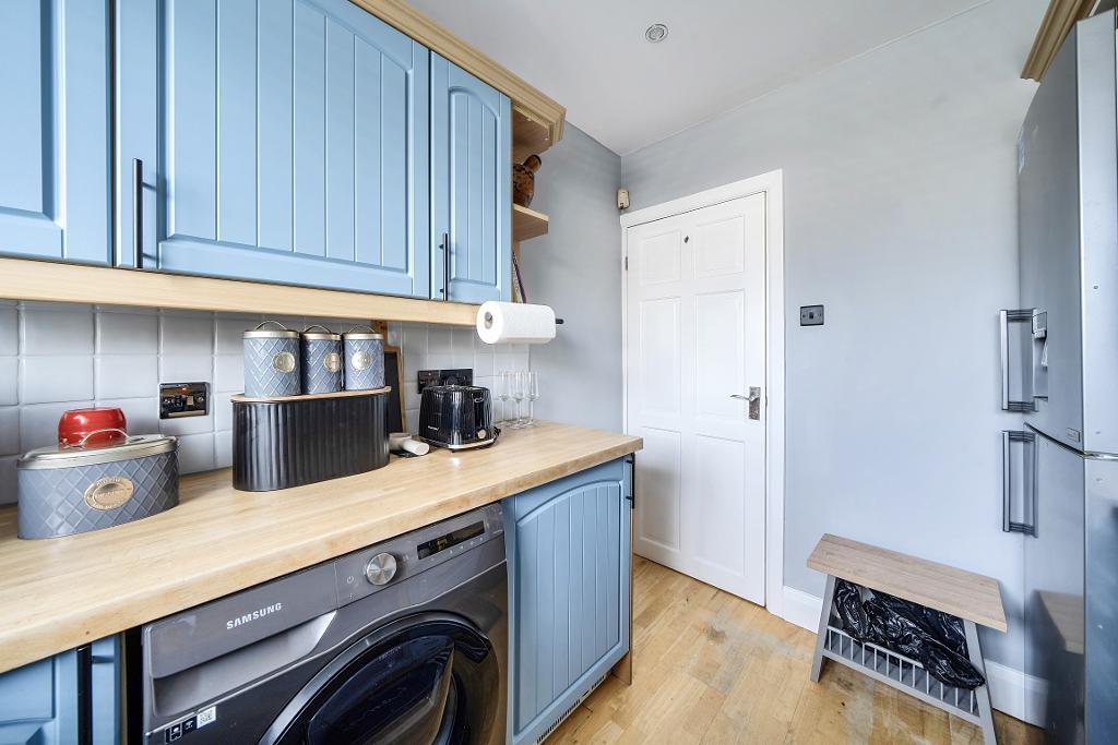 3 Bedroom Semi-Detached for Sale in Sanderstead, CR2 9DE