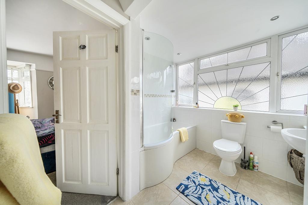 3 Bedroom Semi-Detached for Sale in Sanderstead, CR2 9DE