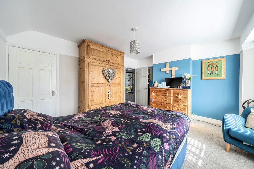 3 Bedroom Semi-Detached for Sale in Sanderstead, CR2 9DE