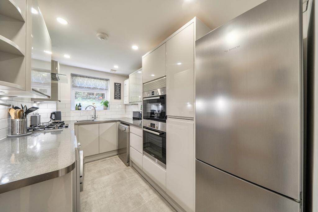 2 Bedroom Apartment for Sale in Sanderstead, CR2 0NL