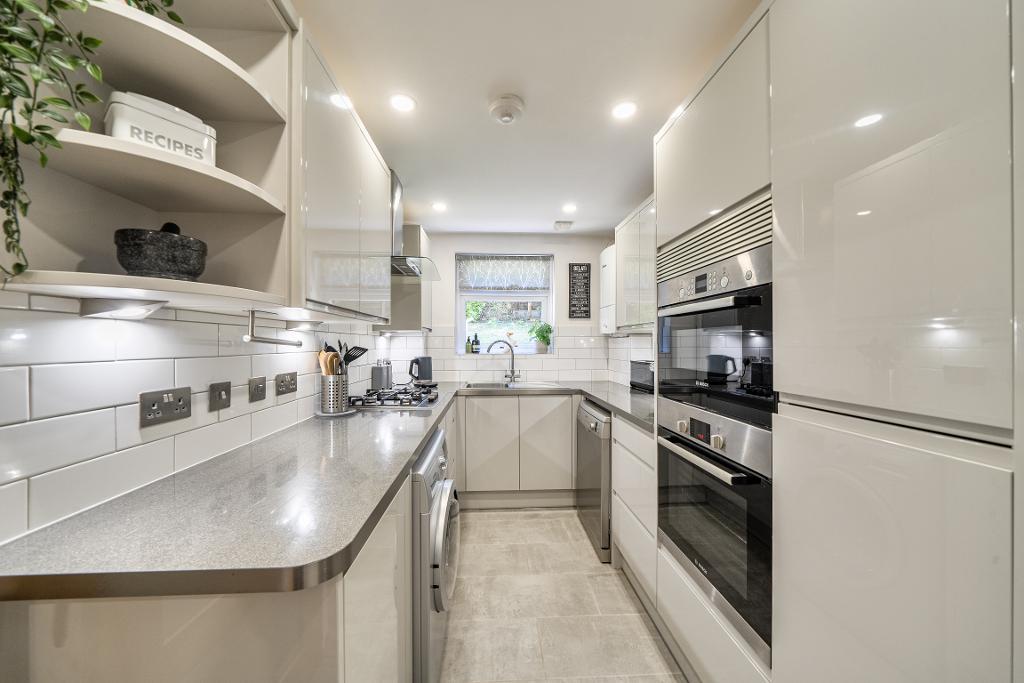 2 Bedroom Apartment for Sale in Sanderstead, CR2 0NL