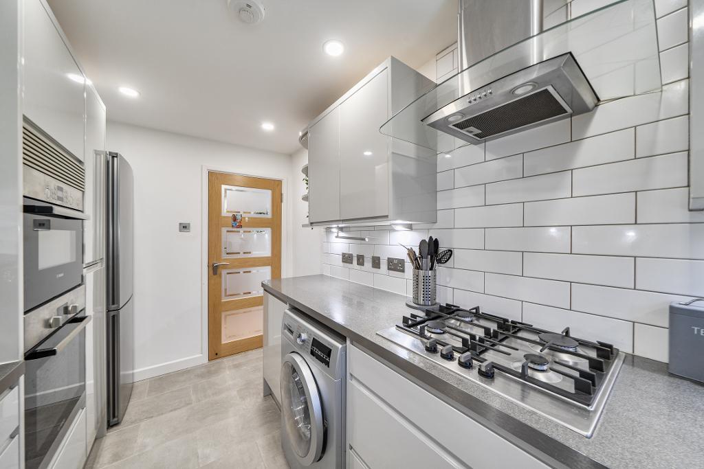 2 Bedroom Apartment for Sale in Sanderstead, CR2 0NL