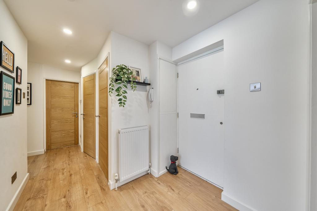 2 Bedroom Apartment for Sale in Sanderstead, CR2 0NL