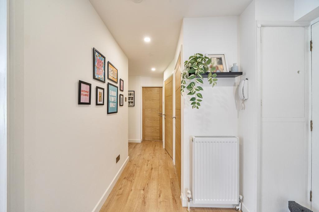 2 Bedroom Apartment for Sale in Sanderstead, CR2 0NL