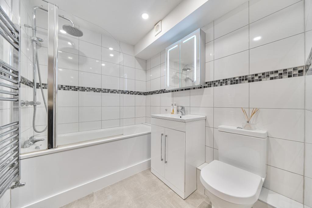 2 Bedroom Apartment for Sale in Sanderstead, CR2 0NL
