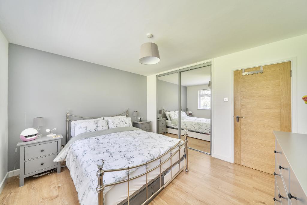 2 Bedroom Apartment for Sale in Sanderstead, CR2 0NL