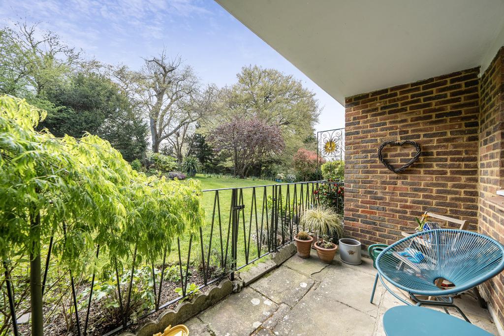 2 Bedroom Apartment for Sale in Sanderstead, CR2 0NL