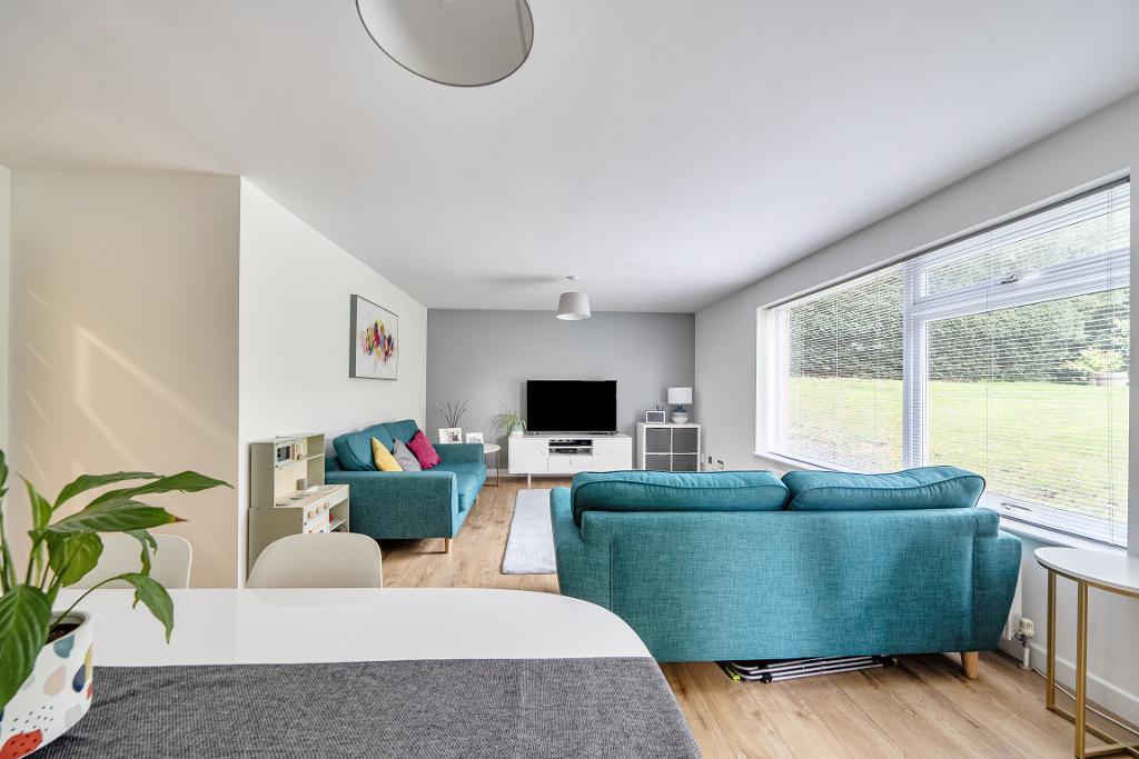 2 Bedroom Apartment for Sale in Sanderstead, CR2 0NL