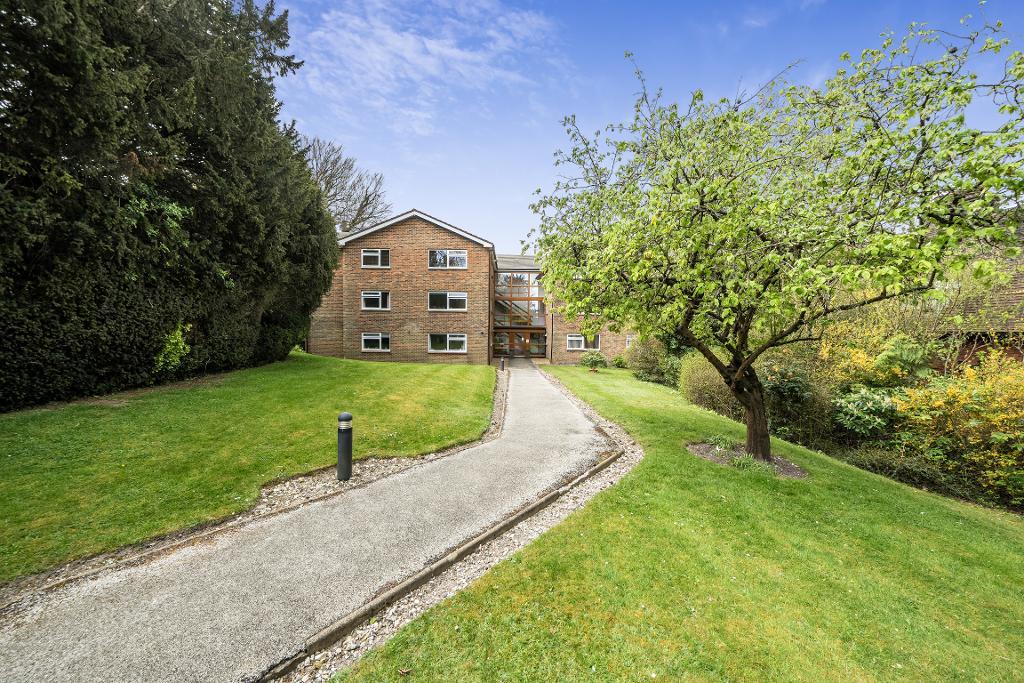 2 Bedroom Apartment for Sale in Sanderstead, CR2 0NL