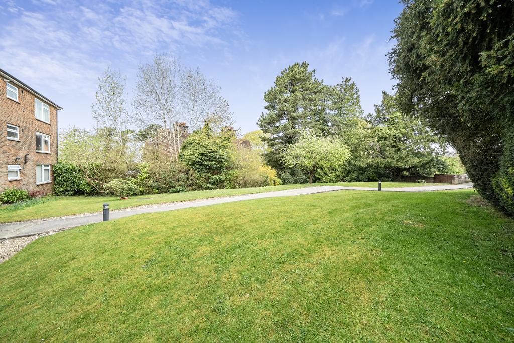 2 Bedroom Apartment for Sale in Sanderstead, CR2 0NL