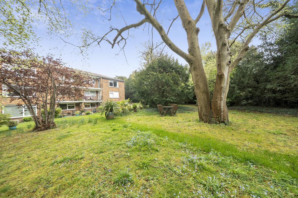 2 Bedroom Apartment for Sale in Sanderstead, CR2 0NL