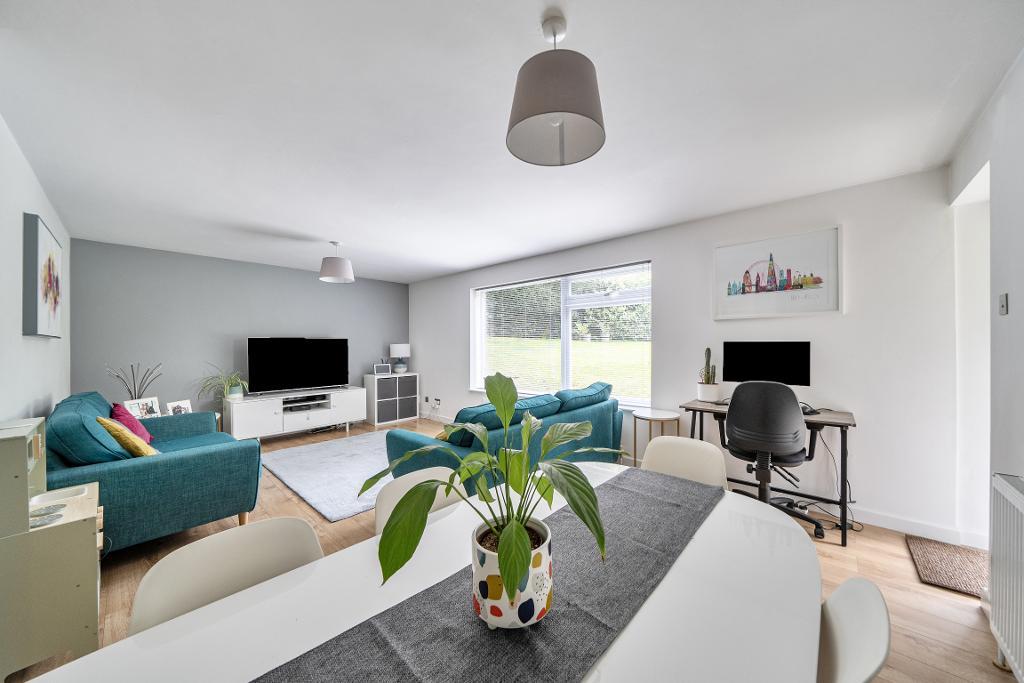 2 Bedroom Apartment for Sale in Sanderstead, CR2 0NL