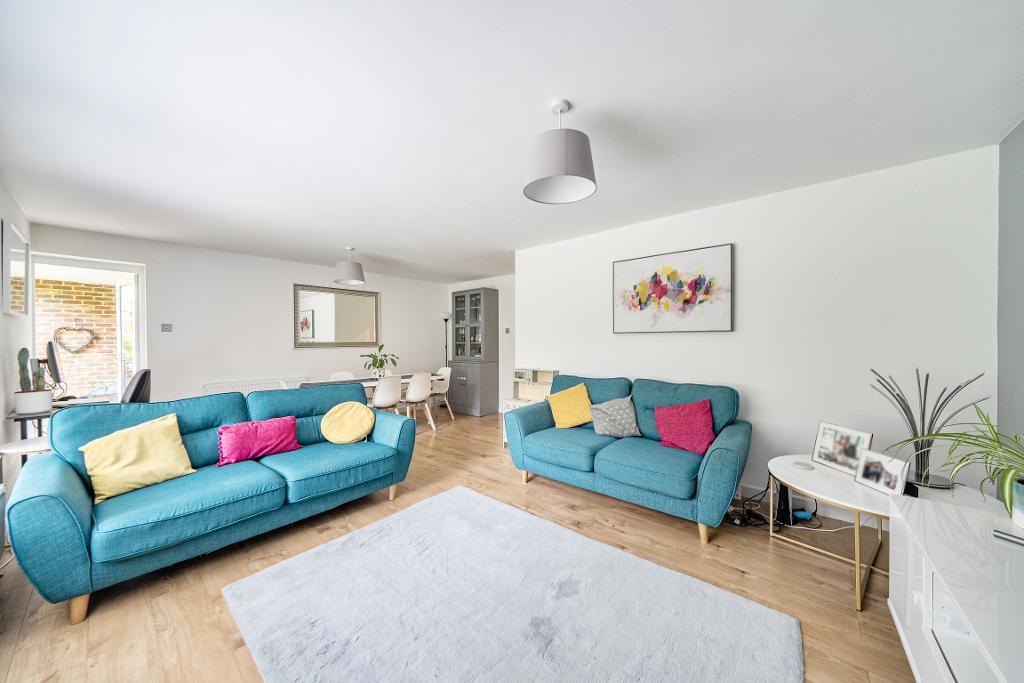 2 Bedroom Apartment for Sale in Sanderstead, CR2 0NL
