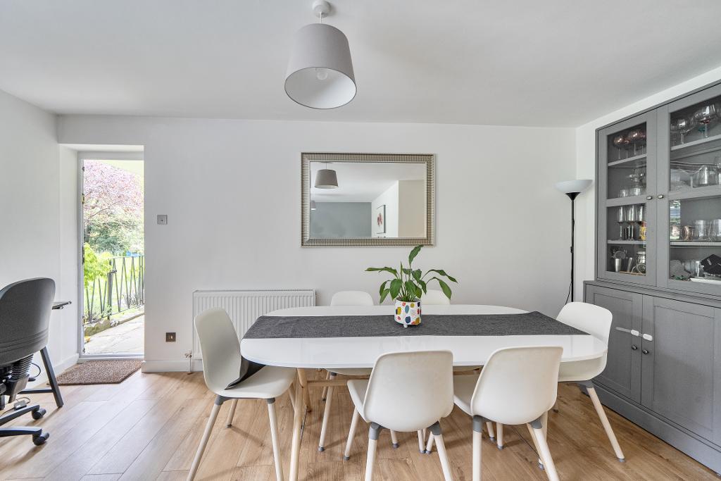 2 Bedroom Apartment for Sale in Sanderstead, CR2 0NL