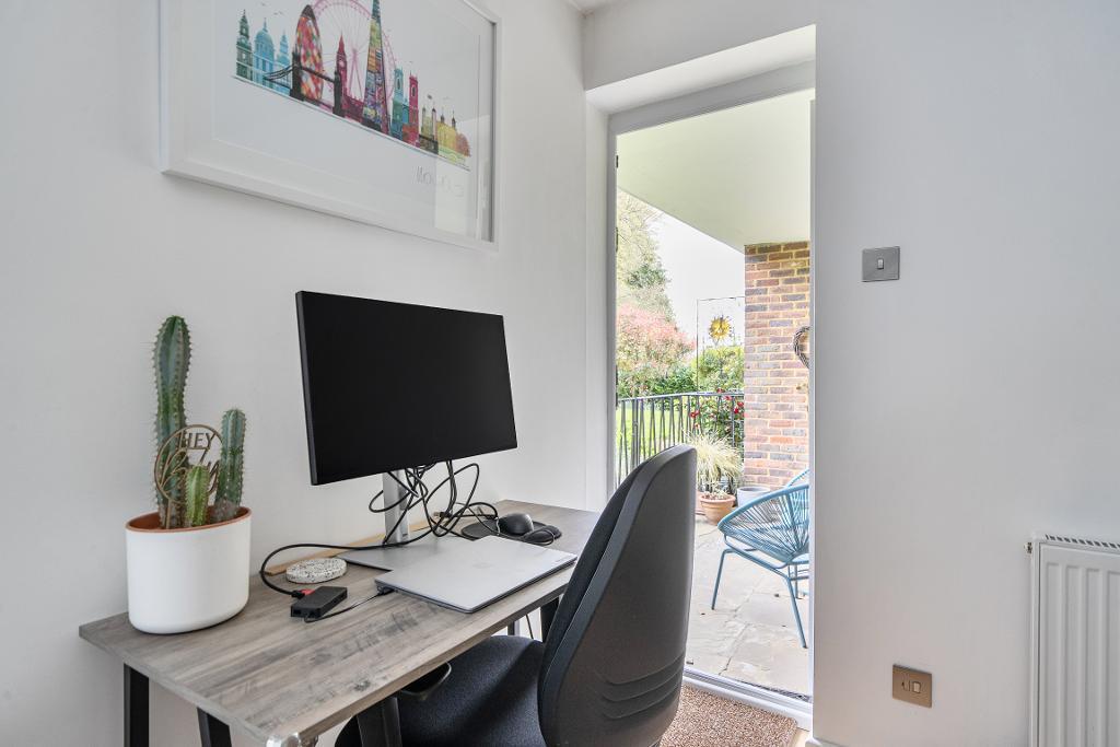 2 Bedroom Apartment for Sale in Sanderstead, CR2 0NL