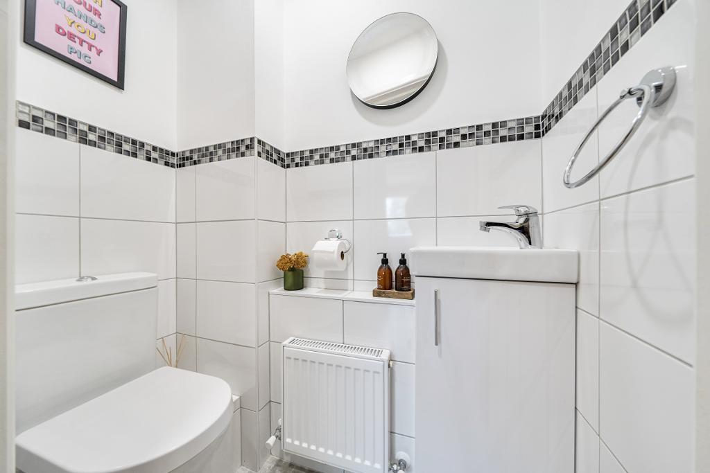 2 Bedroom Apartment for Sale in Sanderstead, CR2 0NL