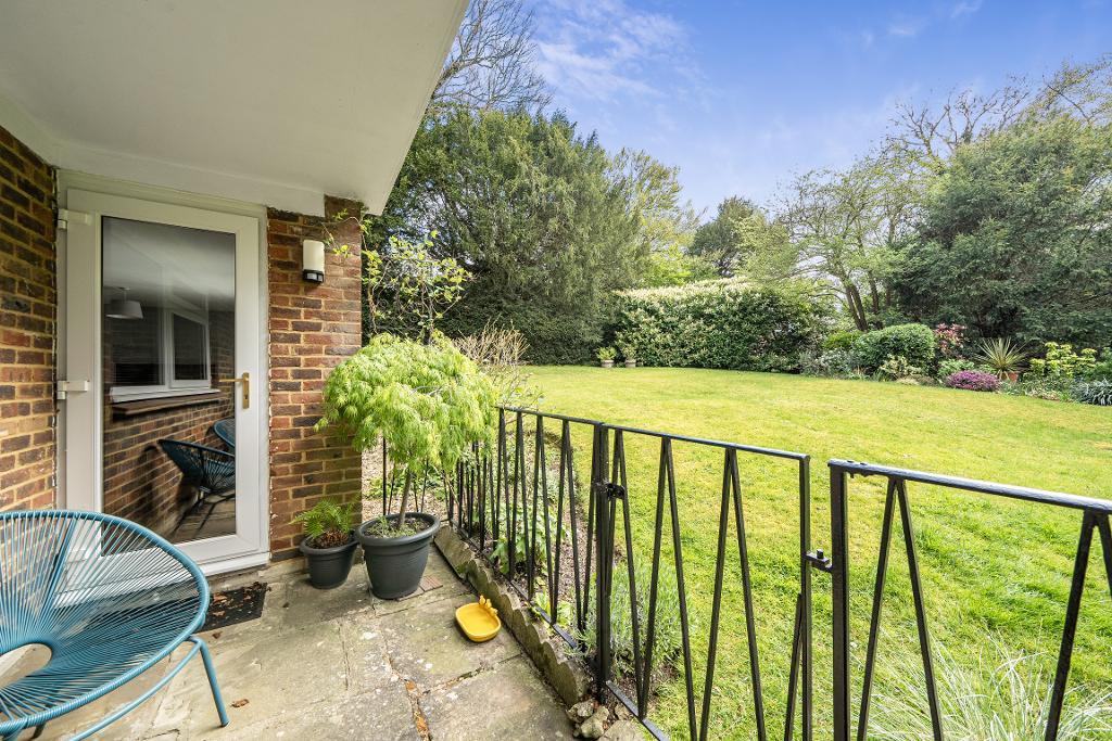 2 Bedroom Apartment for Sale in Sanderstead, CR2 0NL