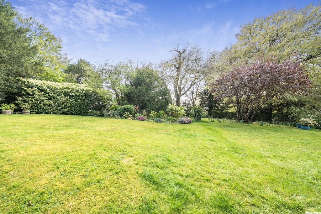 2 Bedroom Apartment for Sale in Sanderstead, CR2 0NL
