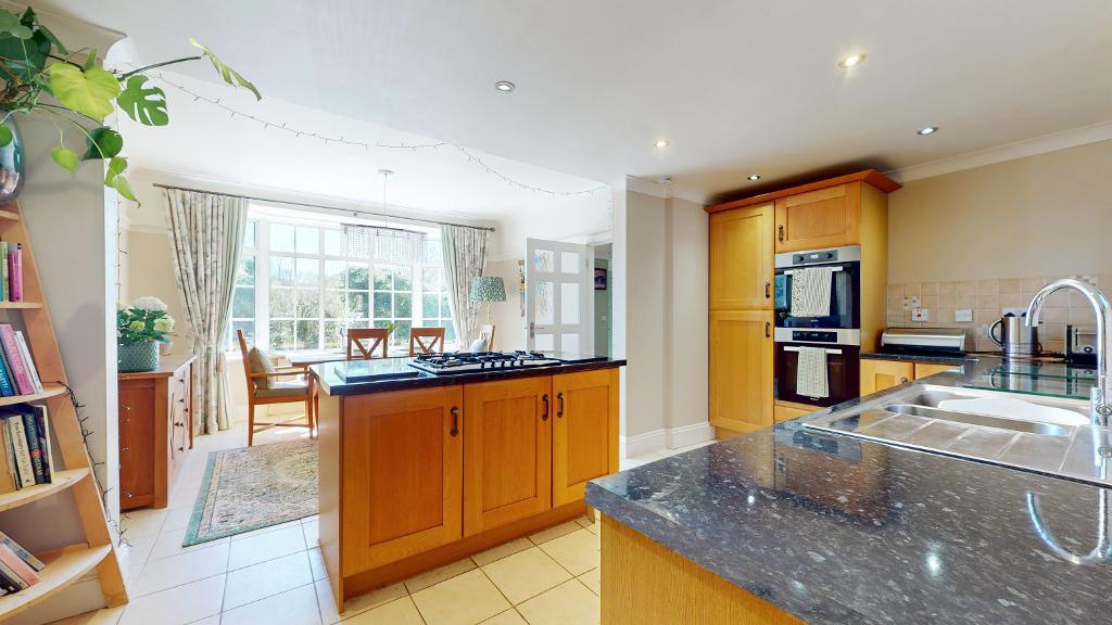 4 Bedroom Detached for Sale in Croydon, CR0 9AD