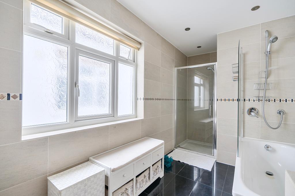 5 Bedroom Detached for Sale in Sanderstead, CR2 9AG