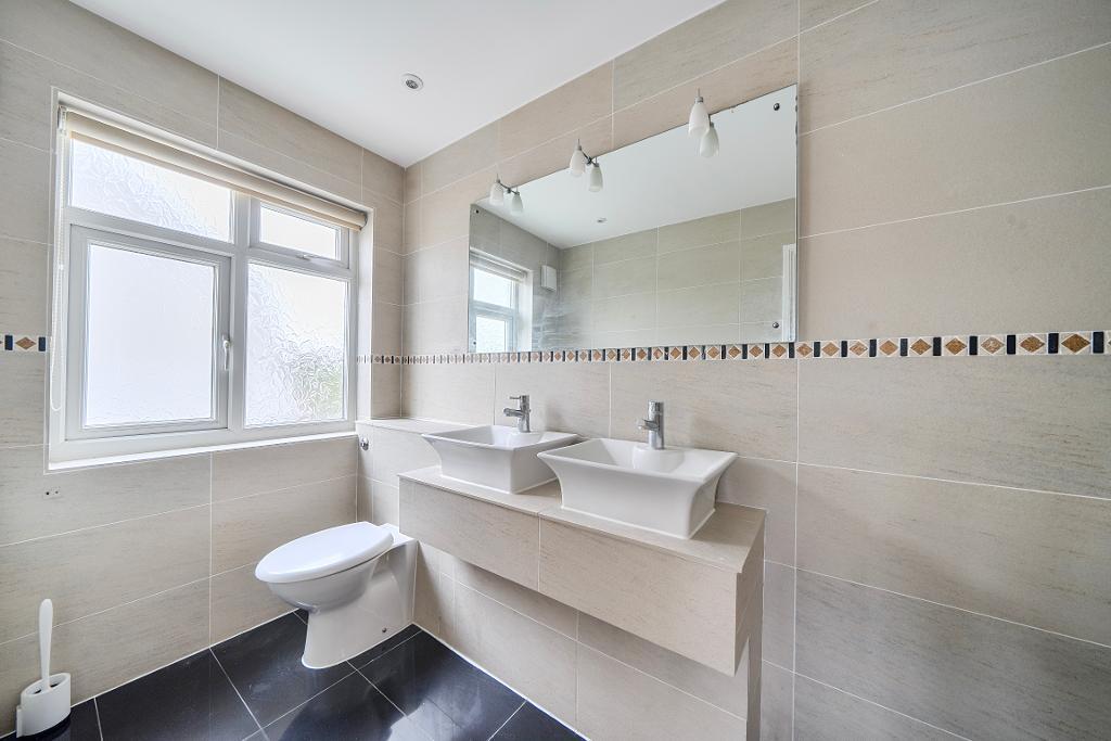 5 Bedroom Detached for Sale in Sanderstead, CR2 9AG