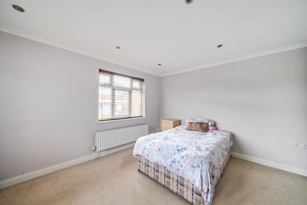 5 Bedroom Detached for Sale in Sanderstead, CR2 9AG